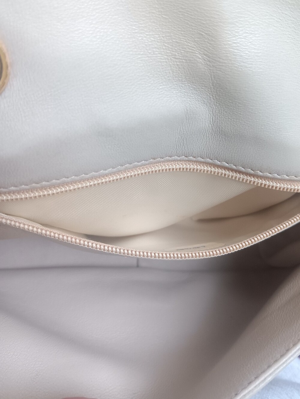 👜 Vintage Chanel 1988 Beige Lambskin CC Stitch Small Flap Shoulder Bag - Picture 14 of 17